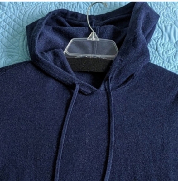 Navy blue long sleeve sweater hoodie pullover, medium, 2 front pockets, by Cyrus - Picture 5 of 11